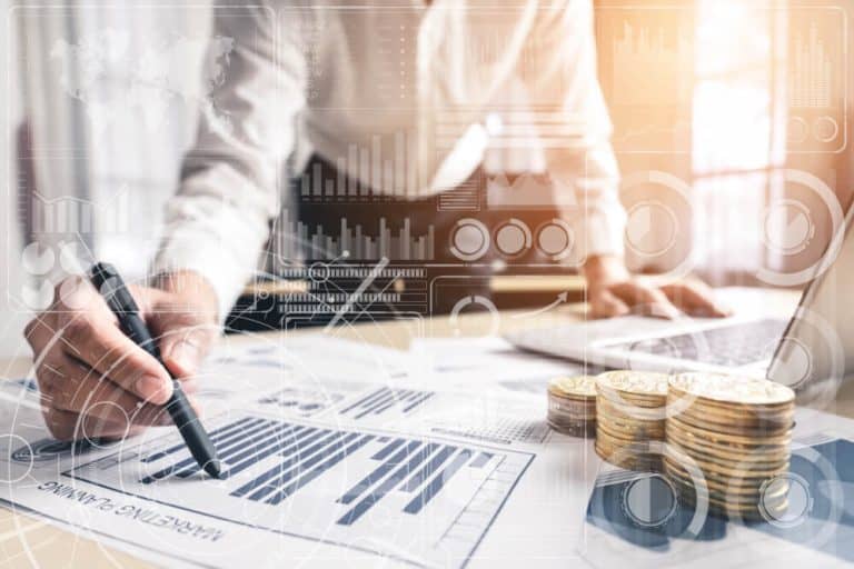 „Coach spricht zu Gruppe bei Workshop